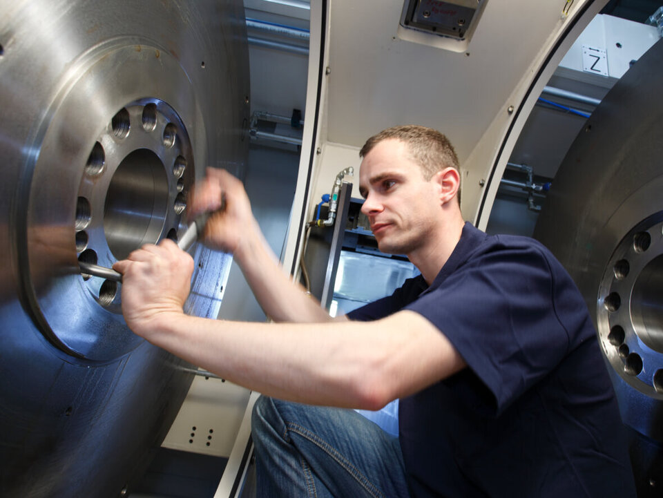 Baugruppenüberholung mit Diskus Werke Schleiftechnik