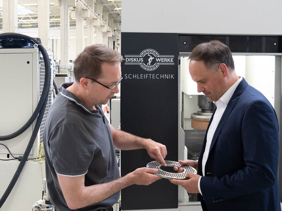 Neuproduktion: Erste Schleifversuche mit Diskus Werke Schleiftechnik