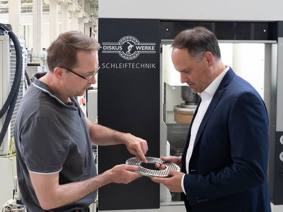 Neuproduktion: Erste Schleifversuche mit Diskus Werke Schleiftechnik